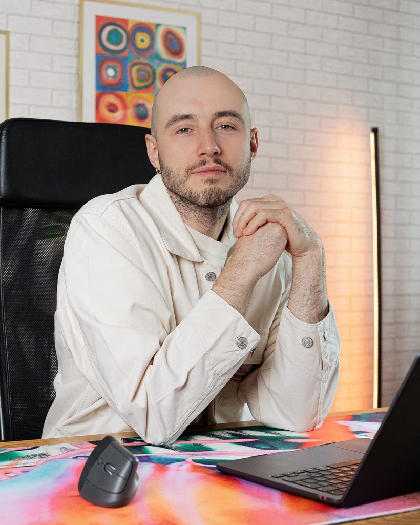 Daniel Kotlinski przy biurku